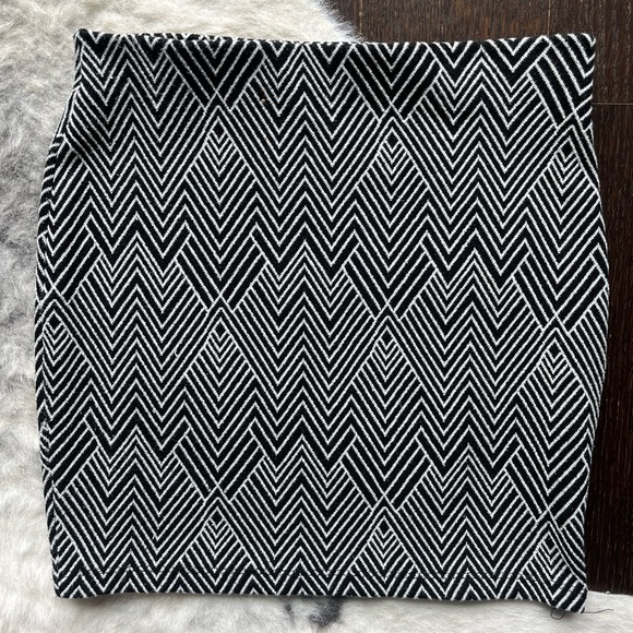 Zara: Small: Striped, Fitted, Mini Skirt: Black&White - Picture 2 of 8